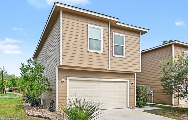 3-bedroom rental at 12 Oak Plz in San Antonio, TX — photo 1