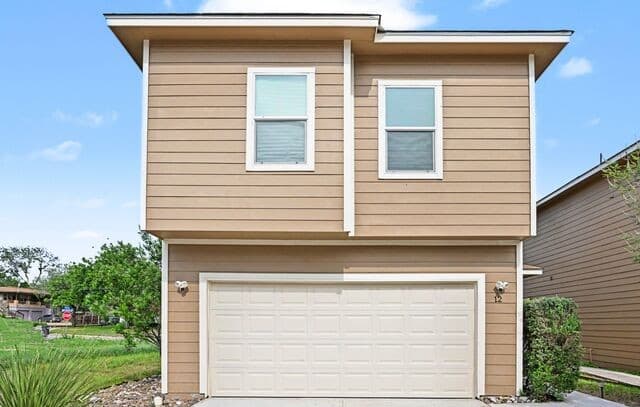 3-bedroom rental at 12 Oak Plz in San Antonio, TX — photo 2