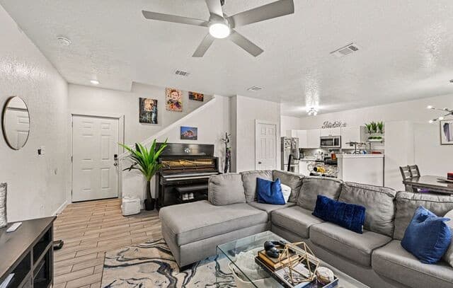 3-bedroom rental at 12 Oak Plz in San Antonio, TX — photo 3