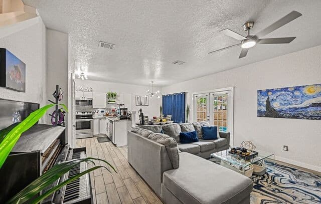 3-bedroom rental at 12 Oak Plz in San Antonio, TX — photo 4