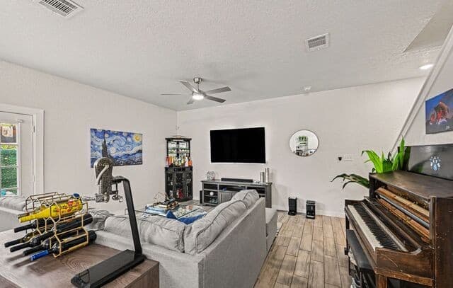 3-bedroom rental at 12 Oak Plz in San Antonio, TX — photo 5