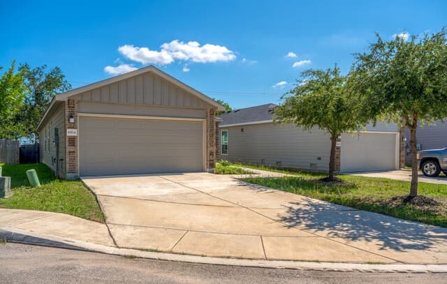 3-bedroom rental at 6814 Beltran Pass in San Antonio, TX — photo 2
