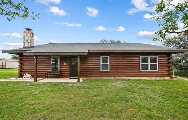 3-bedroom rental at 715 Old Orchard in Bandera, TX — photo 3