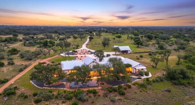 4-bedroom rental at 2814 Panther Hollow Dr in Bandera, TX — photo 2