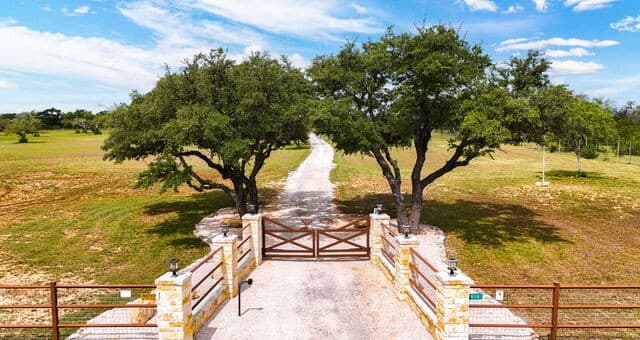 4-bedroom rental at 2814 Panther Hollow Dr in Bandera, TX — photo 4