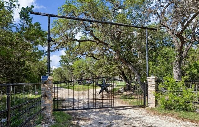4-bedroom rental at 575 County Road 342 in Hondo, TX — photo 2