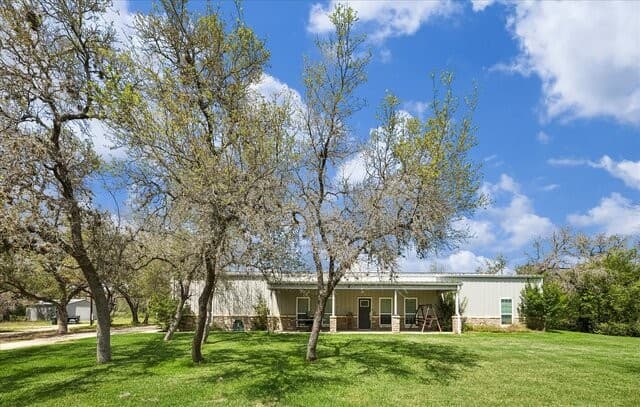 4-bedroom rental at 575 County Road 342 in Hondo, TX — photo 3
