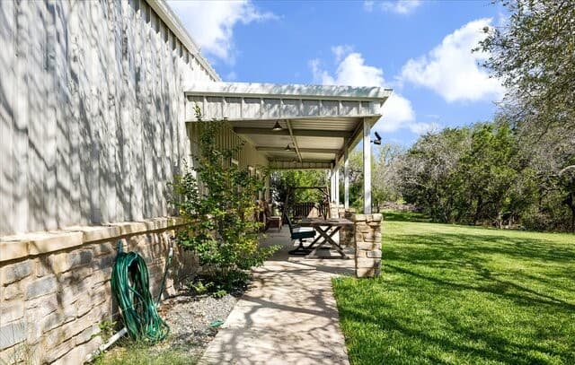 4-bedroom rental at 575 County Road 342 in Hondo, TX — photo 4