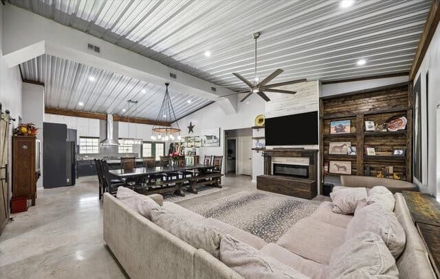4-bedroom rental at 575 County Road 342 in Hondo, TX — photo 5