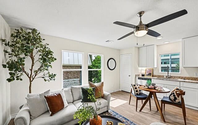 2-bedroom rental at 310 W Evergreen St #101 in San Antonio, TX — photo 2