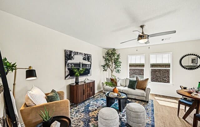 2-bedroom rental at 310 W Evergreen St #101 in San Antonio, TX — photo 3