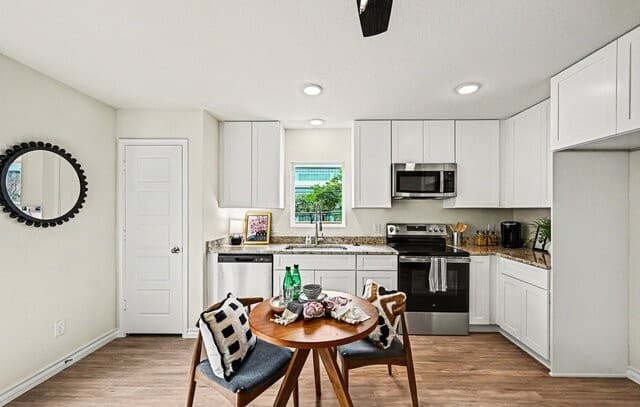 2-bedroom rental at 310 W Evergreen St #101 in San Antonio, TX — photo 4