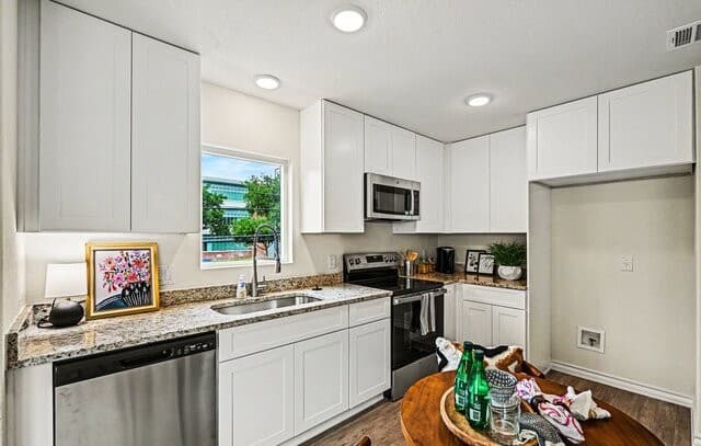 2-bedroom rental at 310 W Evergreen St #101 in San Antonio, TX — photo 5