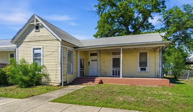3-bedroom rental at 221 Leigh St in San Antonio, TX — photo 2