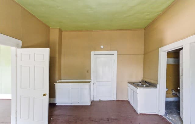 3-bedroom rental at 221 Leigh St in San Antonio, TX — photo 5