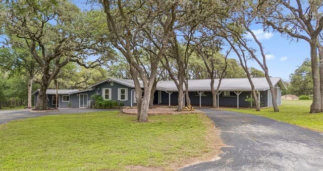 4-bedroom rental at 24818 House Mountain Rd in San Antonio, TX — photo 2