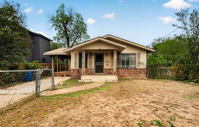3-bedroom rental at 257 Bank St in San Antonio, TX — photo 1