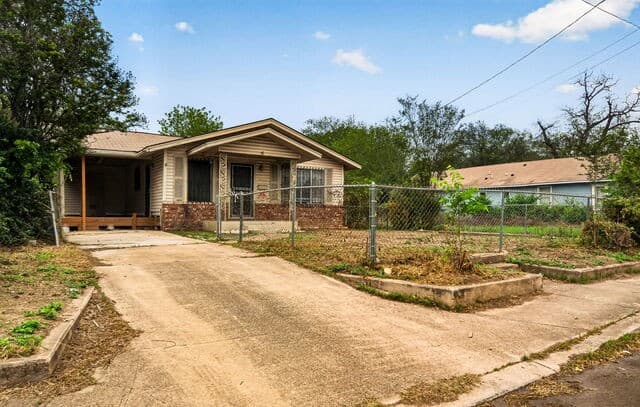 3-bedroom rental at 257 Bank St in San Antonio, TX — photo 2