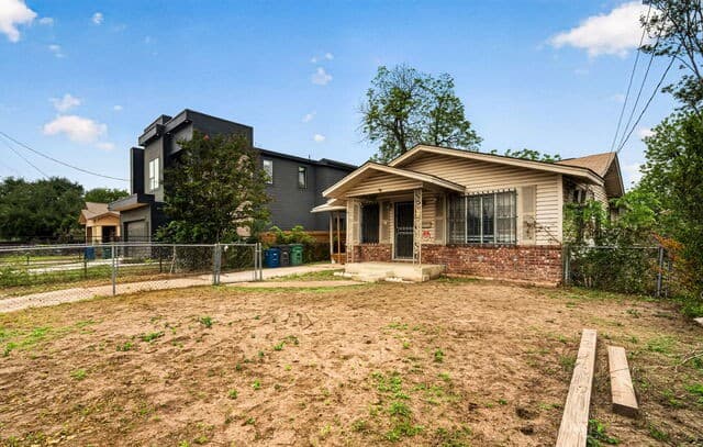 3-bedroom rental at 257 Bank St in San Antonio, TX — photo 3