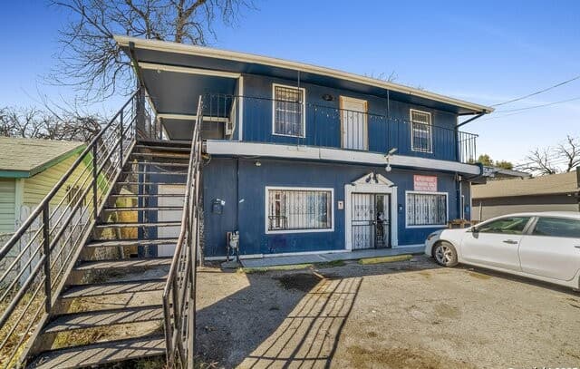 rental at 811 S General Mcmullen Dr in San Antonio, TX — photo 1