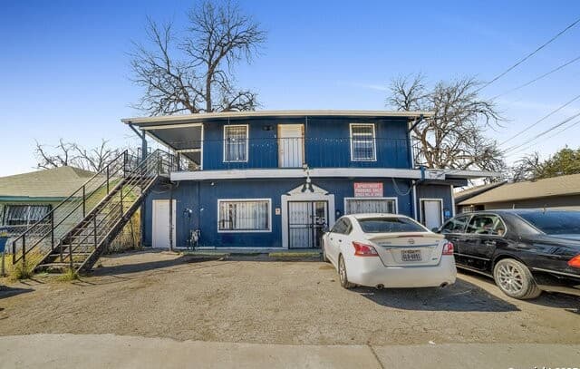 rental at 811 S General Mcmullen Dr in San Antonio, TX — photo 2