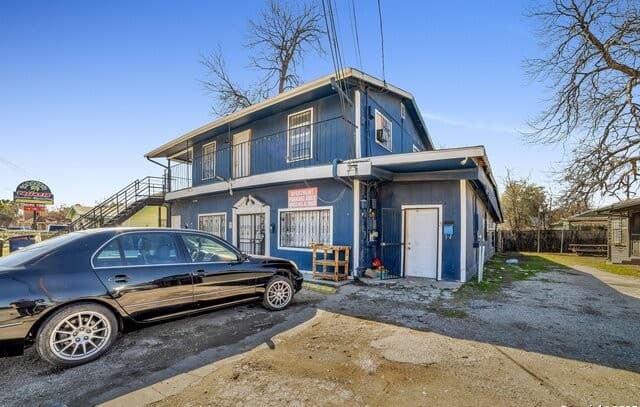 rental at 811 S General Mcmullen Dr in San Antonio, TX — photo 3