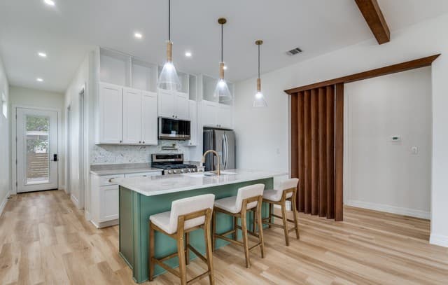 3-bedroom rental at 930 S Pine St in San Antonio, TX — photo 5