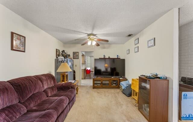 3-bedroom rental at 6823 S Whitland in San Antonio, TX — photo 2