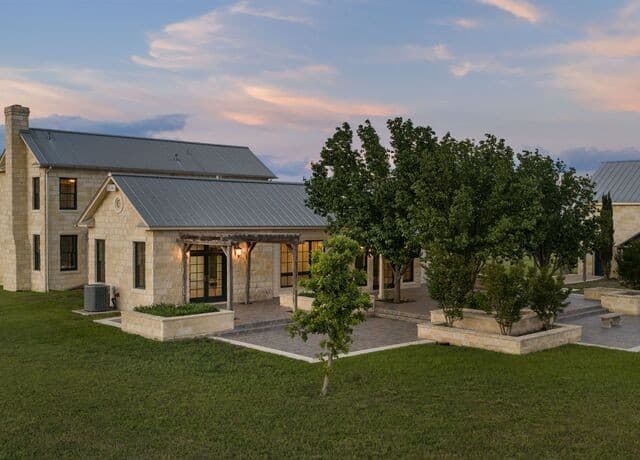 3-bedroom rental at 466 German Ln in Fredericksburg, TX — photo 4