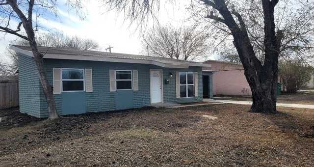 3-bedroom rental at 1402 Edris Dr in San Antonio, TX — photo 2
