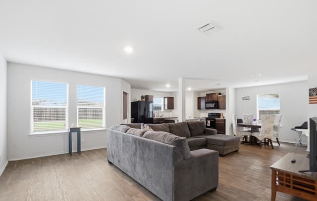 4-bedroom rental at 6451 Legato Curve in San Antonio, TX — photo 2