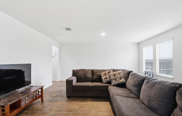 4-bedroom rental at 6451 Legato Curve in San Antonio, TX — photo 5