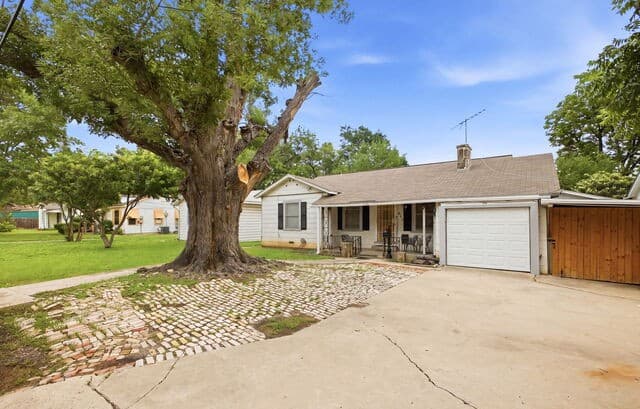 2-bedroom rental at 618 Frost St in San Antonio, TX — photo 1