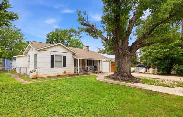2-bedroom rental at 618 Frost St in San Antonio, TX — photo 2