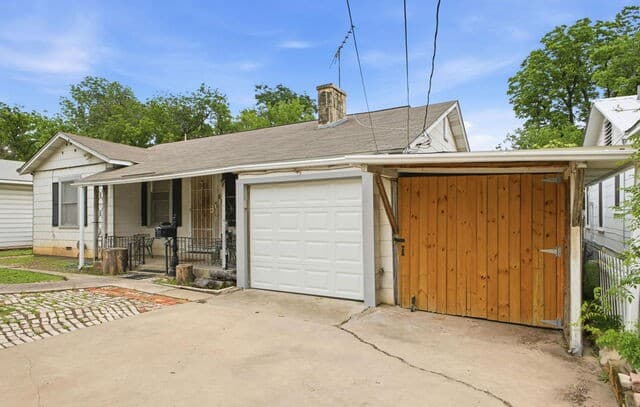 2-bedroom rental at 618 Frost St in San Antonio, TX — photo 4