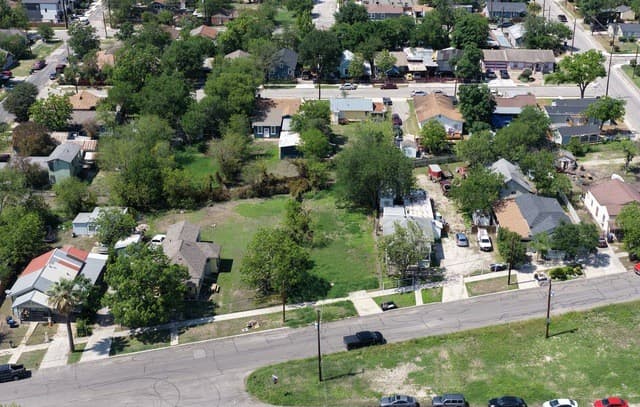 rental at 631 Aransas Ave in San Antonio, TX — photo 1