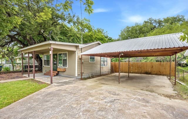1-bedroom rental at 210 Bensdale in Pleasanton, TX — photo 1