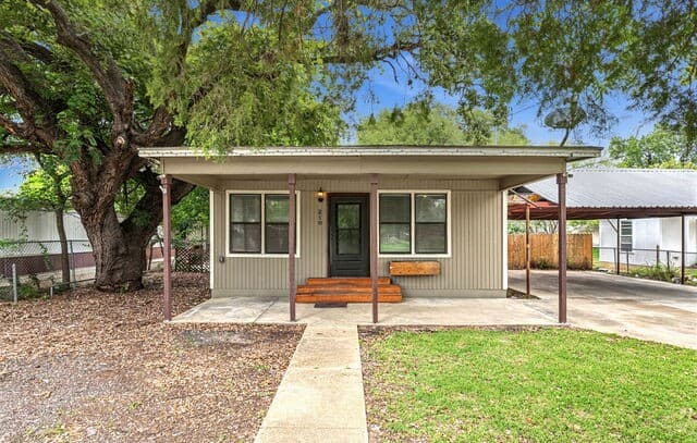 1-bedroom rental at 210 Bensdale in Pleasanton, TX — photo 2