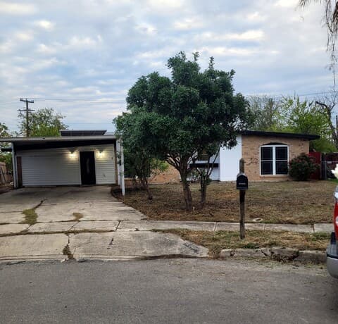 4-bedroom rental at 1702 Westmar St in San Antonio, TX — photo 1