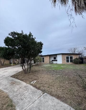 4-bedroom rental at 1702 Westmar St in San Antonio, TX — photo 2