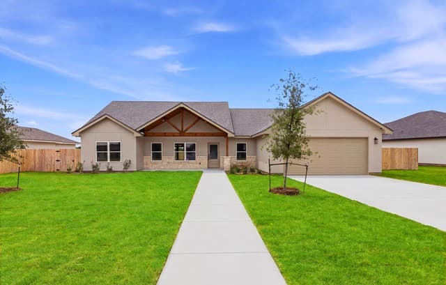 3-bedroom rental at 617 34th Street in Hondo, TX — photo 1