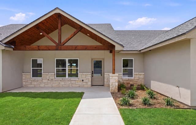 3-bedroom rental at 617 34th Street in Hondo, TX — photo 2