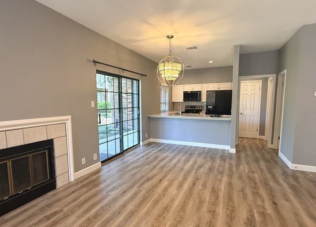 2-bedroom rental at 8 Chapel Hill Cir Unit BLDDG M UNIT #8 in San Antonio, TX — photo 4