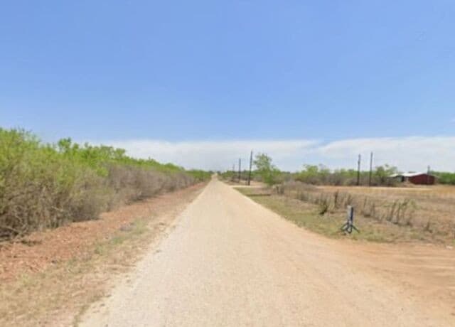 rental at 2017 County Road 651 in Devine, TX — photo 3