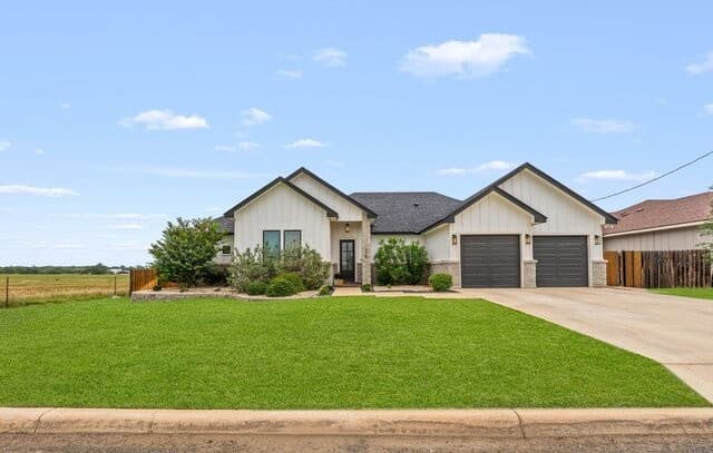 4-bedroom rental at 116 Park Hts in Poth, TX — photo 2