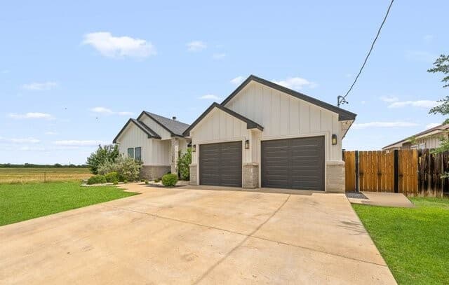 4-bedroom rental at 116 Park Hts in Poth, TX — photo 3