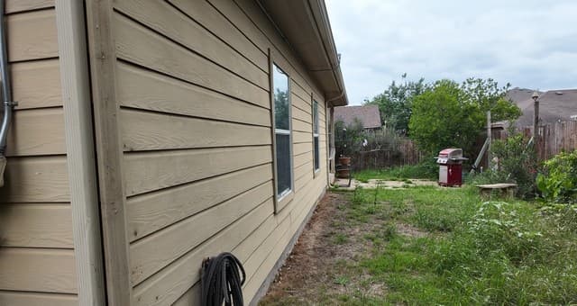 3-bedroom rental at 14407 Barn Ct in Elmendorf, TX — photo 4
