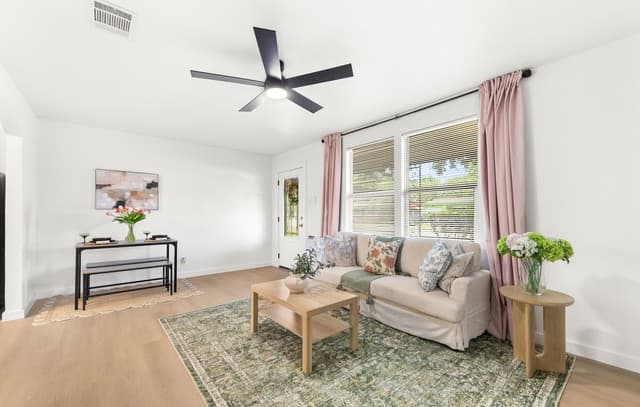3-bedroom rental at 530 Como St in San Antonio, TX — photo 3