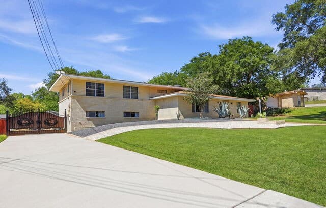 5-bedroom rental at 109 Atwater Dr in Castle Hills, TX — photo 2