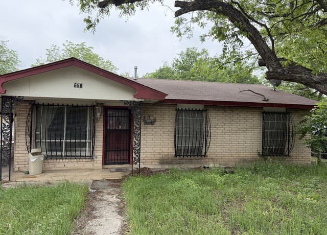 5-bedroom rental at 650 Fleming St in San Antonio, TX — photo 2
